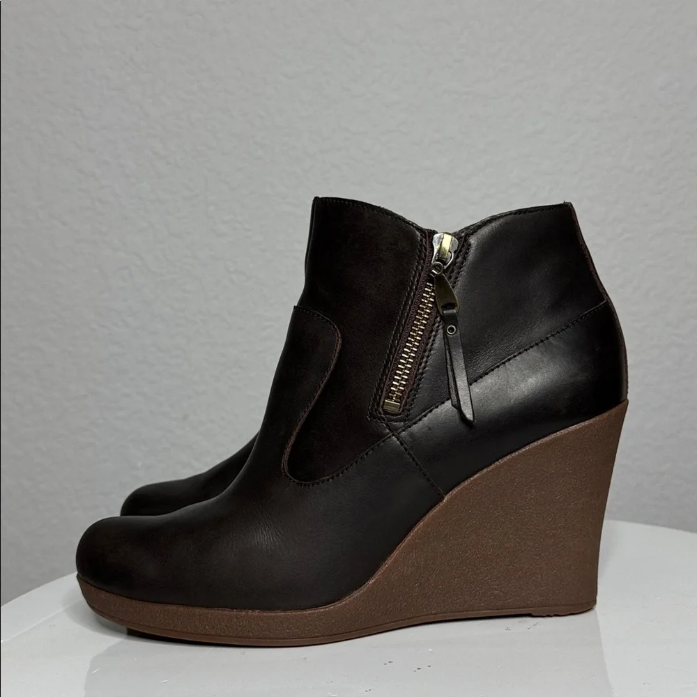 UGG MYRNA DISTRESSED BROWN LEATHER ZIPPER DETAIL WEDGE ANKLE BOOTIES